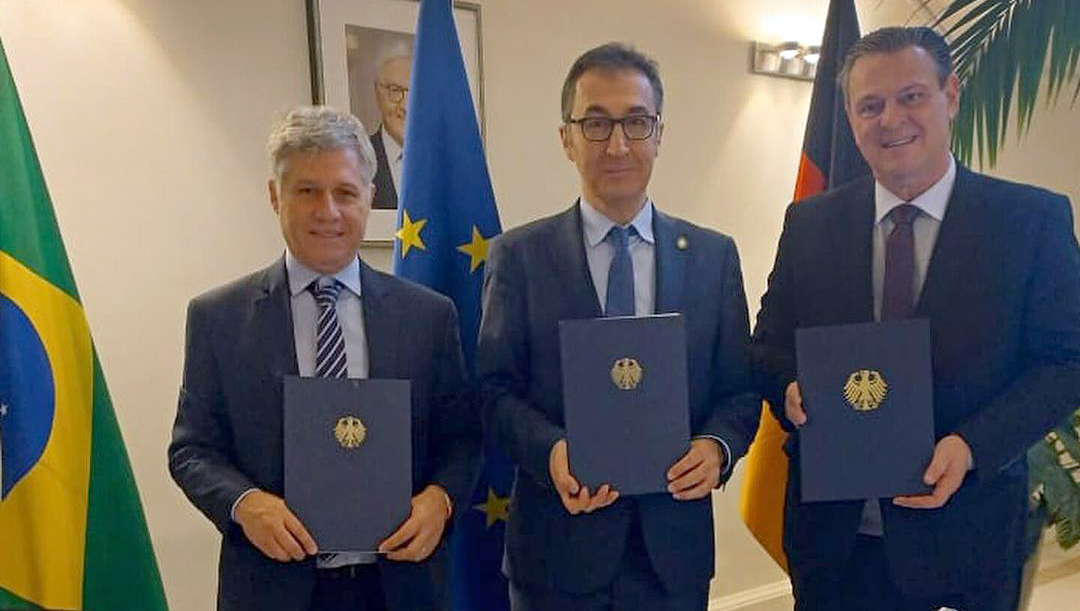 Die Minister Paulo Teixeira (MDA), Cem Ōzdemir (BMEL) und Carlos Fávaro (MAPA) nach der Unterzeichnung des Memorandum of Understanding.