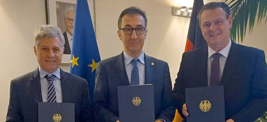 Die Minister Paulo Teixeira (MDA), Cem Ōzdemir (BMEL) und Carlos Fávaro (MAPA) nach der Unterzeichnung des Memorandum of Understanding.