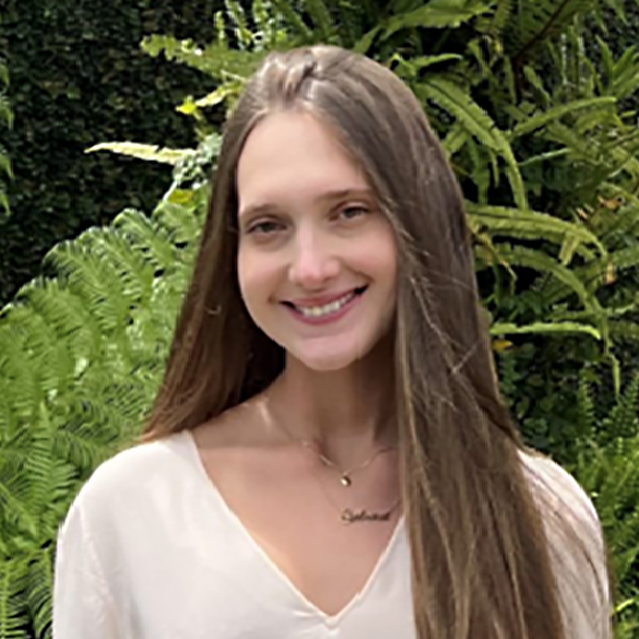 Sabrina Kossatz Borba ist wissenschaftliche Mitarbeiterin bei Agroicone. Sie ist Juristin, Doktorandin für internationales Recht an der Päpstlichen Katholischen Universität von São Paulo (PUC-SP) und verfügt über Fachwissen in den Bereichen Handelspolitik, Klimawandel, Kohlenstoffmärkte, Biodiversität und nachhaltige Landwirtschaft.