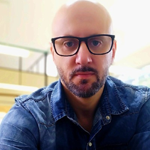 Daniel Bini ist Biologe mit Spezialisierung auf landwirtschaftliche und umweltbezogene Mikrobiologie. Er besitzt einen Doktortitel in Bodenkunde und Pflanzenernährung von der Escola Superior de Agricultura Luiz de Queiroz der Universität São Paulo (ESALQ/USP) sowie einen Masterabschluss in Mikrobiologie von der Universidade Estadual de Londrina (UEL). Derzeit ist er Postdoktorand bei Embrapa Milho e Sorgo in Sete Lagoas, wo er Forschungen zur Entwicklung mikrobieller Inokulanten durchführt – mit Schwerpunkt auf phosphatlösenden Bakterien und nachhaltigen Strategien für das Bodenmanagement.