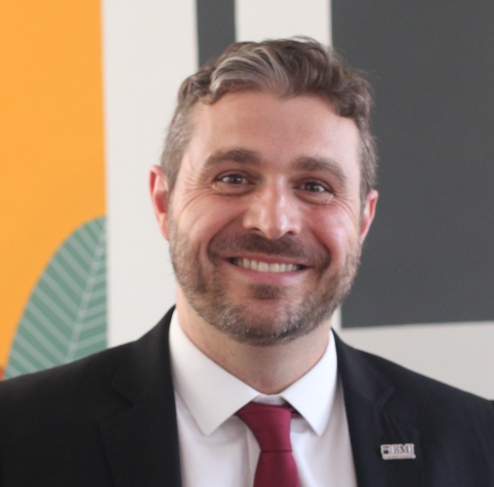 Direktor für Regierungsbeziehungen und internationalen Handel bei BMJ Consultores Associados. Spezialist in den Industrie- und Agrarsektoren. Master und Doktor der Internationalen Beziehungen an der Universität São Paulo (USP).