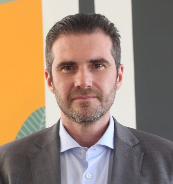 Rechtsanwalt und CEO von BMJ Consultores Associados. Professor an der Fundação Getulio Vargas (FGV) und Kolumnist. Spezialist für nachhaltige Infrastrukturprojekte, Energiewende und Klimadiplomatie.